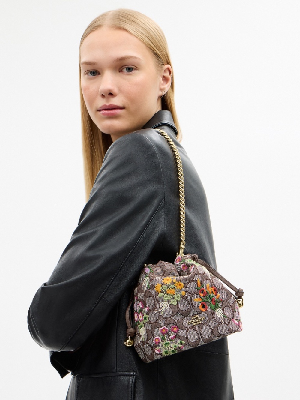Coach Outlet Faye Mini Drawstring Bag In Signatu - Picture 3 of 3